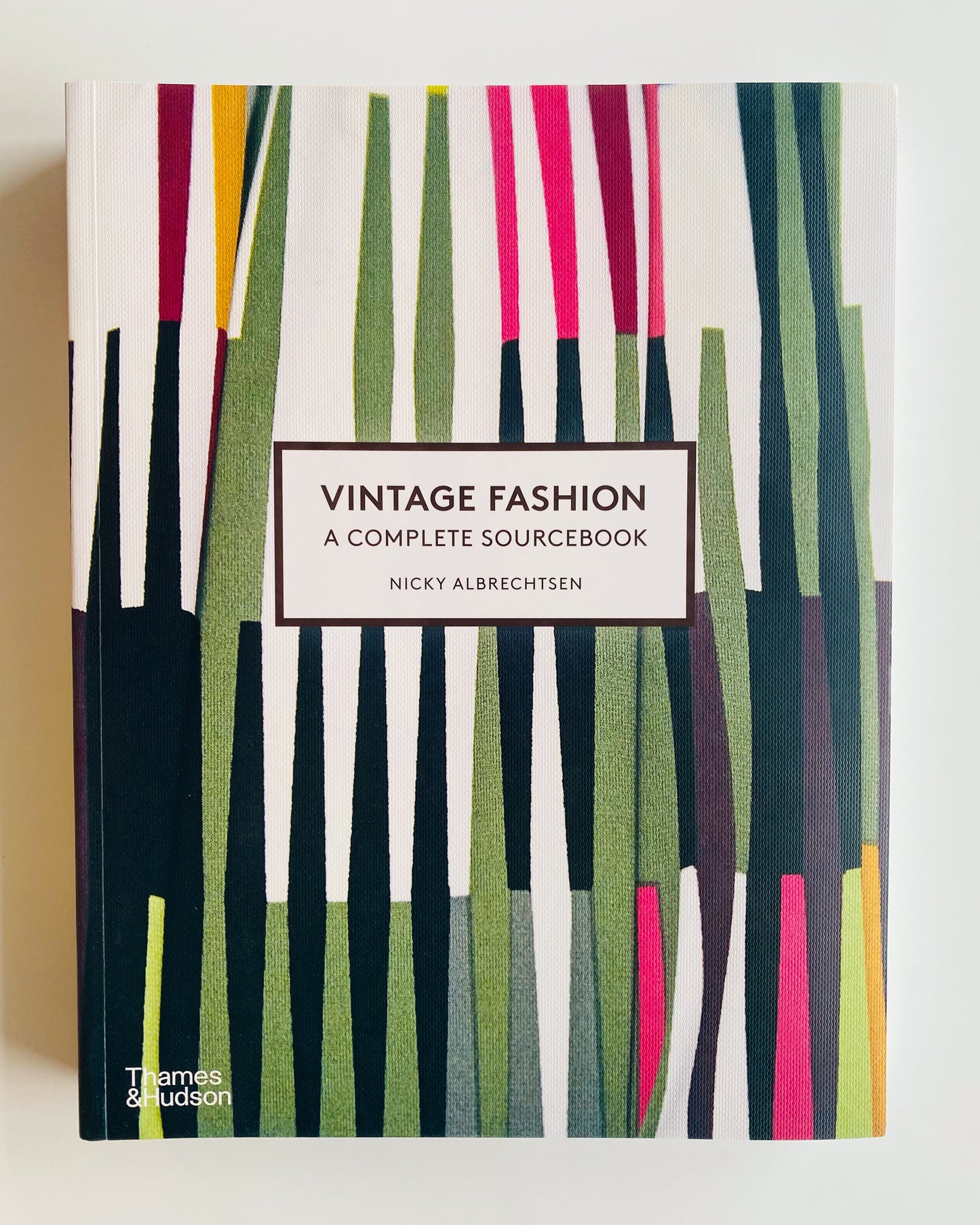 VINTAGE FASHION: A COMPLETE SOURCEBOOK